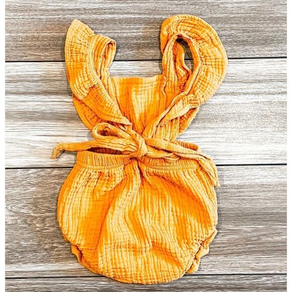 Olive + Scout Ruffle Muslin Romper in Gold Size 3-6M - Picture 3 of 4